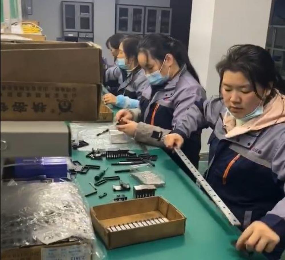 達(dá)沃鑫工作人員正在進(jìn)行直線導(dǎo)軌組裝圖片