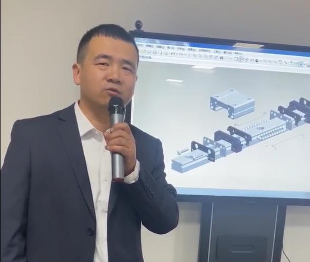 達沃鑫研發(fā)部負責人正在進行產品講解