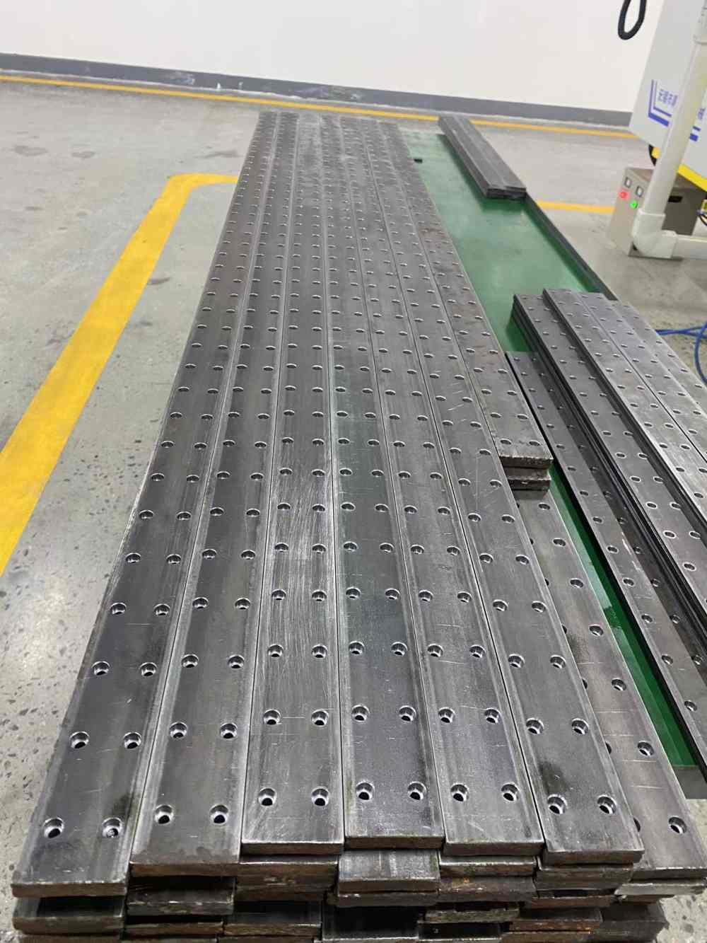 達(dá)沃鑫線性導(dǎo)軌滑軌原材料待檢區(qū)