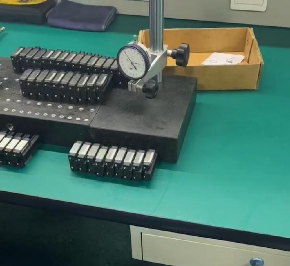 達(dá)沃鑫直線(xiàn)導(dǎo)軌滑塊質(zhì)量檢驗(yàn)區(qū)工作臺(tái)