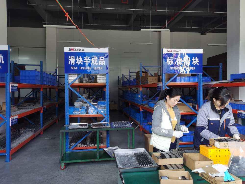 達(dá)沃鑫直線導(dǎo)軌滑塊半成品區(qū).jpg
